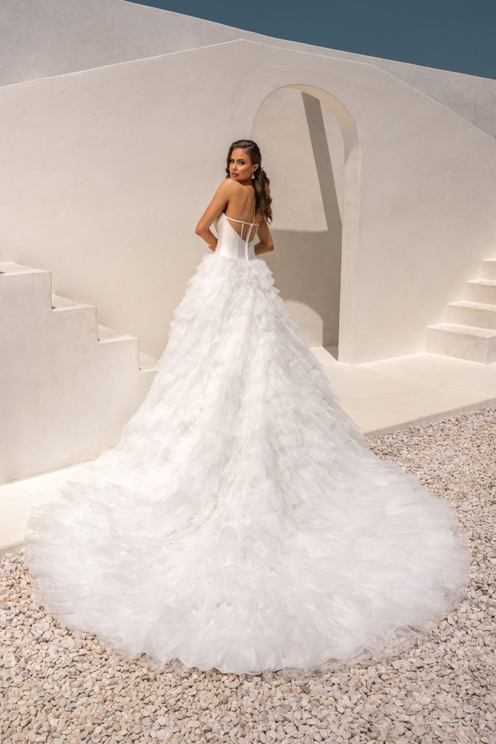 Stylish Tiered Wedding Dresses Ruffles Bridal Gowns Illusion Plunging Necke Covered Buttons Back A e Sweep Train Organza Vestido De Novia