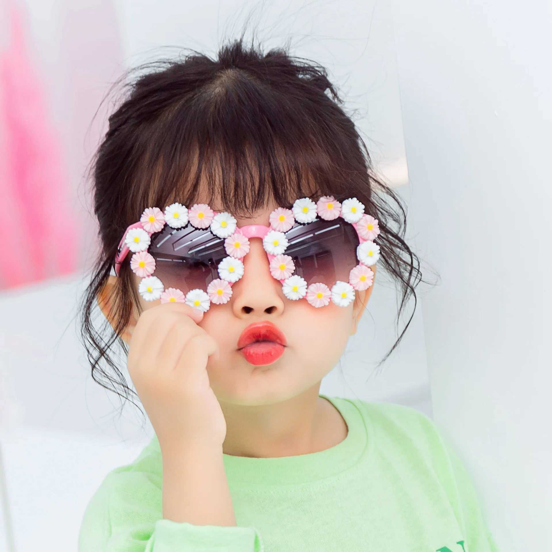 Sunglasses glasses 2020 cute new Daisy flower fashion childrens clothing with sunglasses decorative glasses