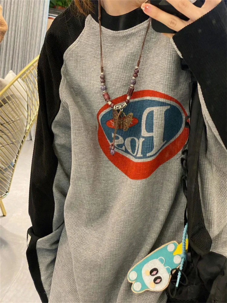 QWEEK Streetwear 90s Long Sleeve T Shirt Women Vintage Harajuku Gray Pullover Sweatshirts Oversized Retro Patchwork Print Tees 240712