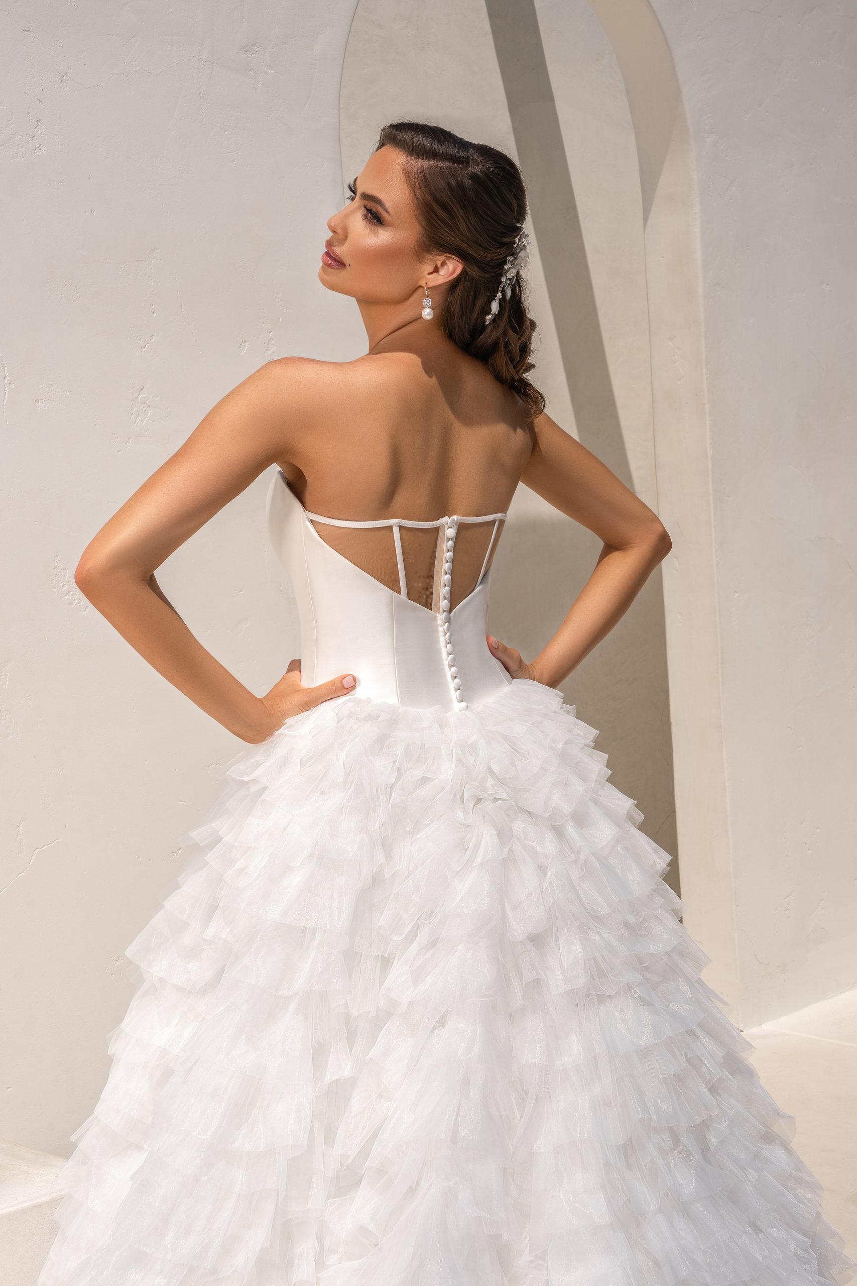 Stylish Tiered Wedding Dresses Ruffles Bridal Gowns Illusion Plunging Necke Covered Buttons Back A e Sweep Train Organza Vestido De Novia