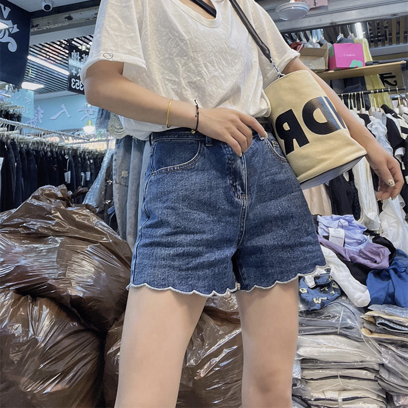 Large wave edge denim shorts for women summer 2024, with a design that looks fat and slim in millimeters. A-line wide leg hot pants