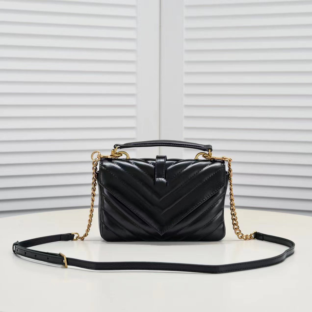 2024 new mini mailman bag, high-end oil sensitive wax leather, detachable chain shoulder strap, can be carried by hand or slung diagonally