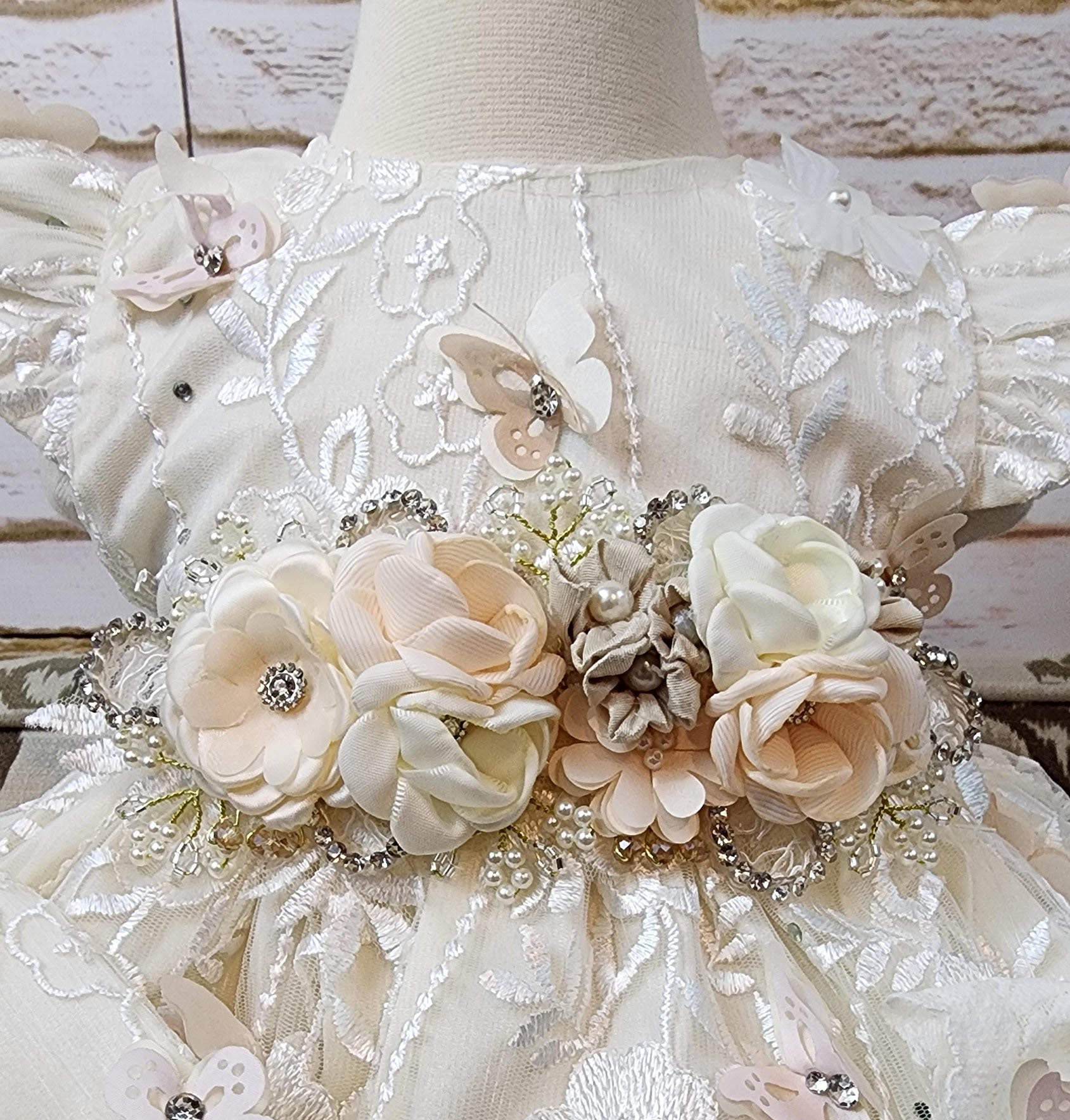 Luxury Beaded Christening Gowns For Baby Girls Hand Made Flowers Appliqued Pearls Baptism Dresses First Communica