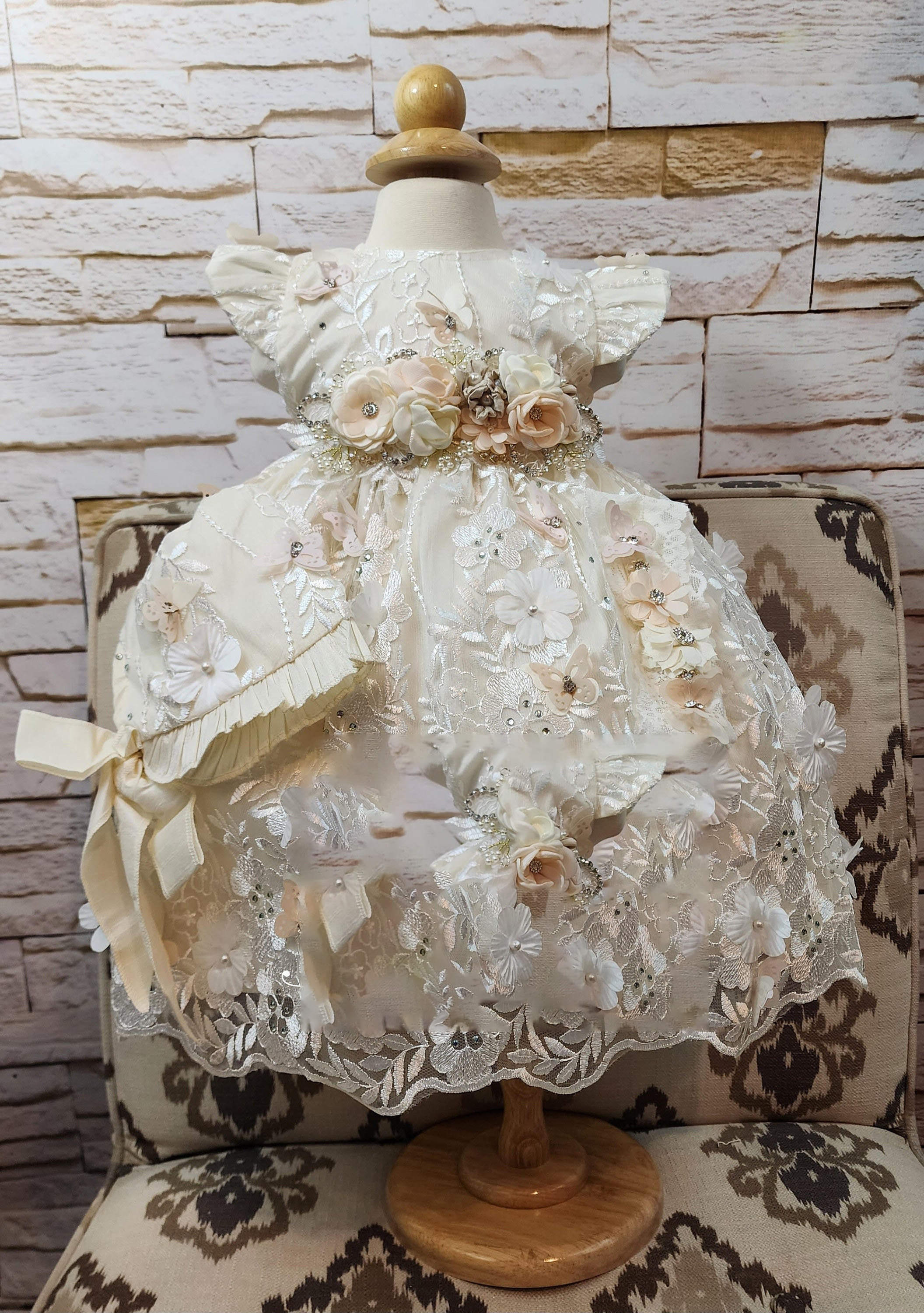 Luxury Beaded Christening Gowns For Baby Girls Hand Made Flowers Appliqued Pearls Baptism Dresses First Communica