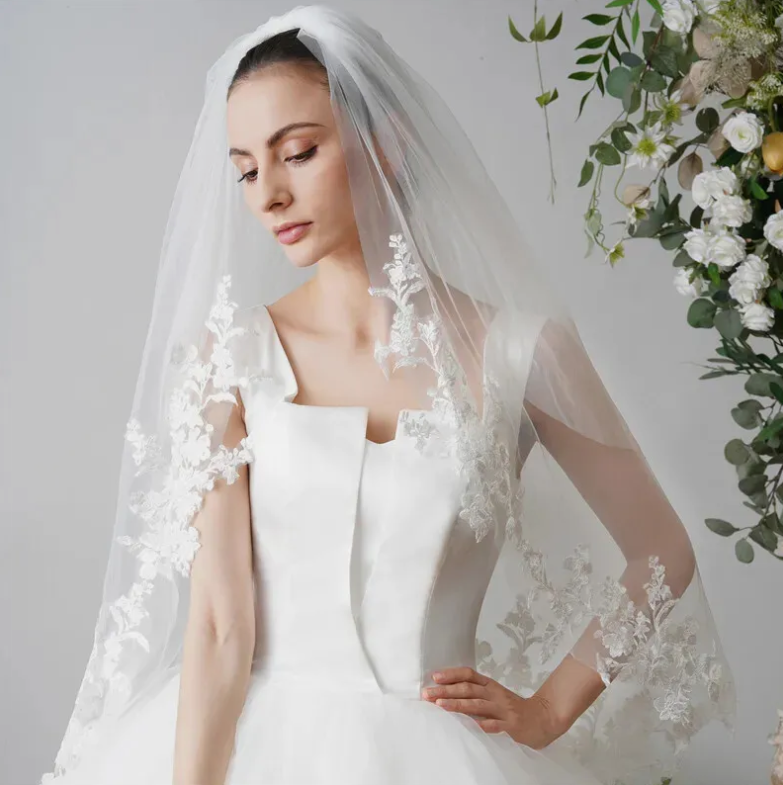 Simple Wedding Veil More Lace Appliques Special Cut Royal Short Bridal Veil with Comb Veil White Ivory Wedding Accessories