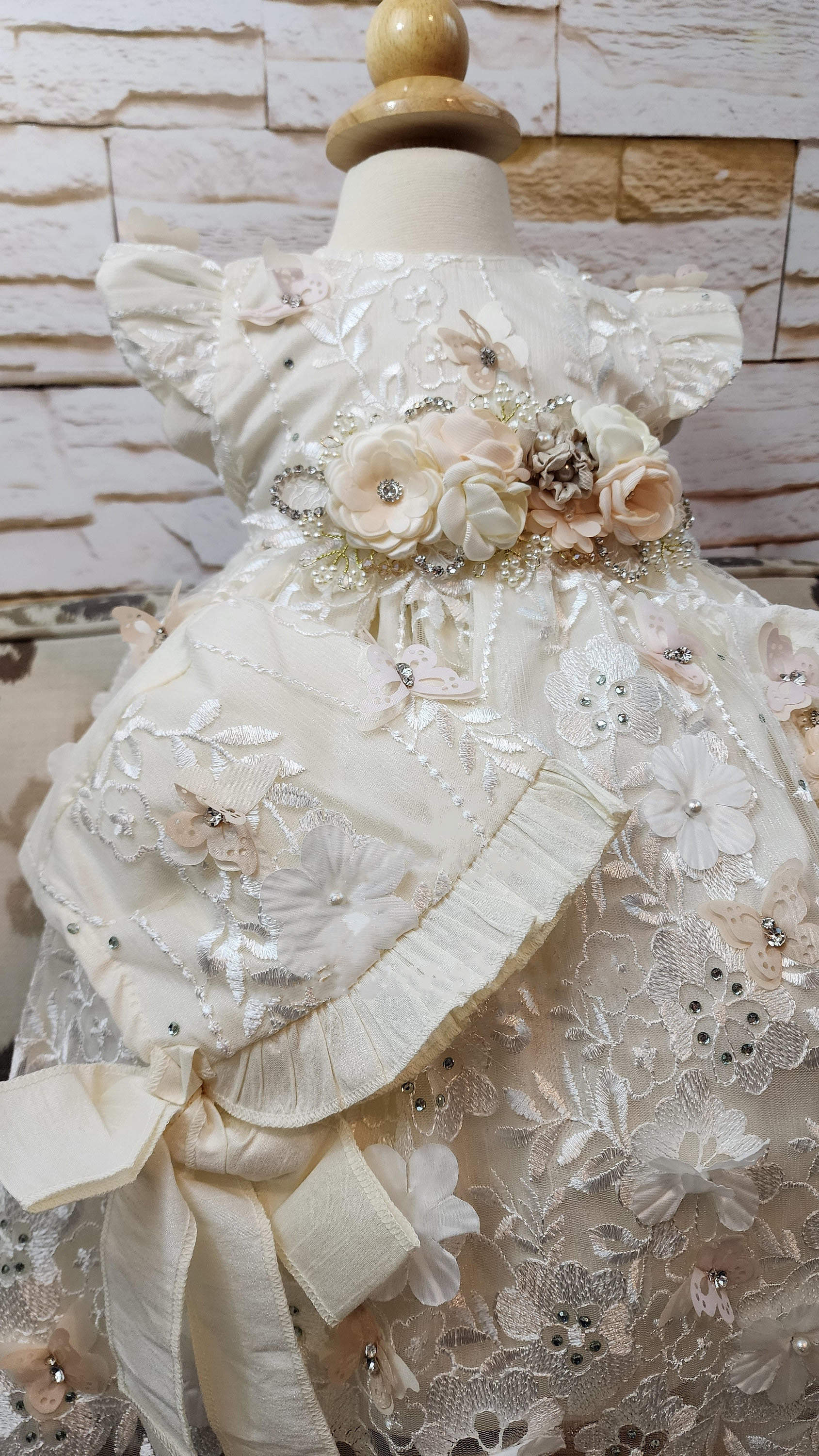 Luxury Beaded Christening Gowns For Baby Girls Hand Made Flowers Appliqued Pearls Baptism Dresses First Communica