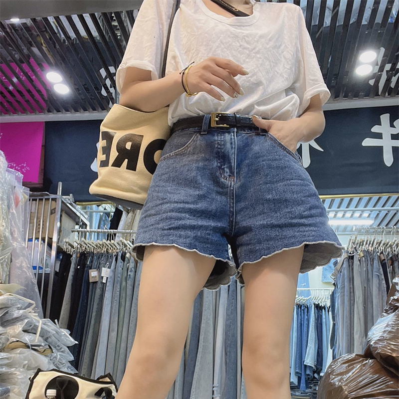 Large wave edge denim shorts for women summer 2024, with a design that looks fat and slim in millimeters. A-line wide leg hot pants