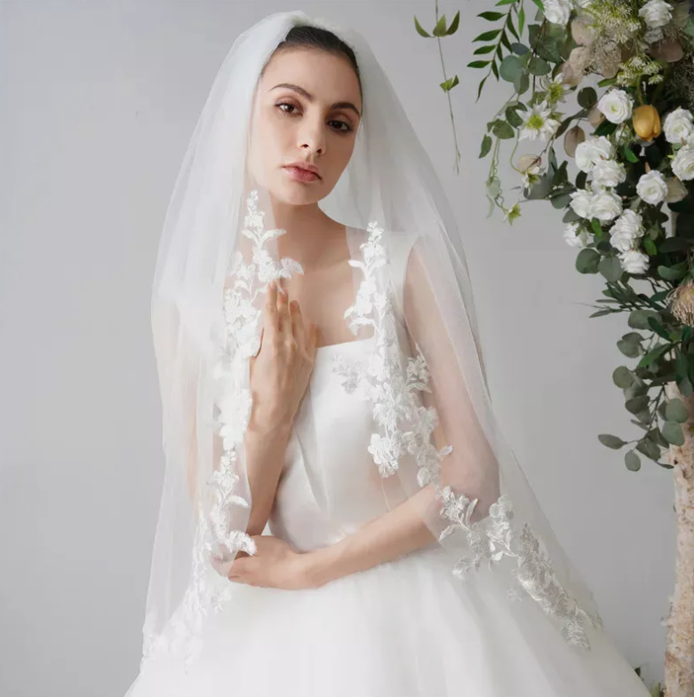 Simple Wedding Veil More Lace Appliques Special Cut Royal Short Bridal Veil with Comb Veil White Ivory Wedding Accessories