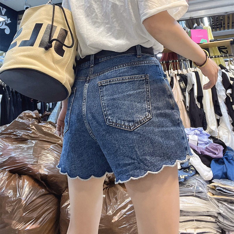 Large wave edge denim shorts for women summer 2024, with a design that looks fat and slim in millimeters. A-line wide leg hot pants