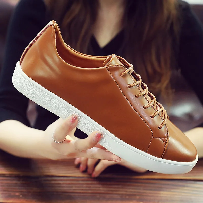 Mens casual sports shoes anti slip leather mens platform shoes embossed autumn fashion shoes mens flat shoes 240715