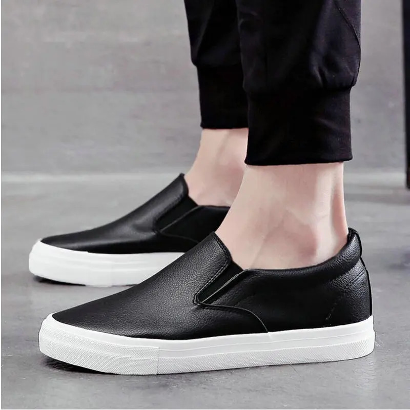 High quality mens fashionable breathable sports shoes mens leather flat shoes casual sliding on Loafers driving shoes black and white flat shoes 24071
