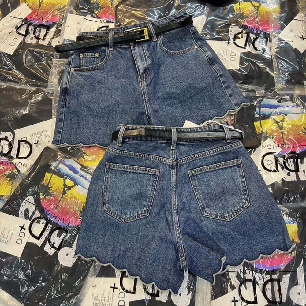 Large wave edge denim shorts for women summer 2024, with a design that looks fat and slim in millimeters. A-line wide leg hot pants