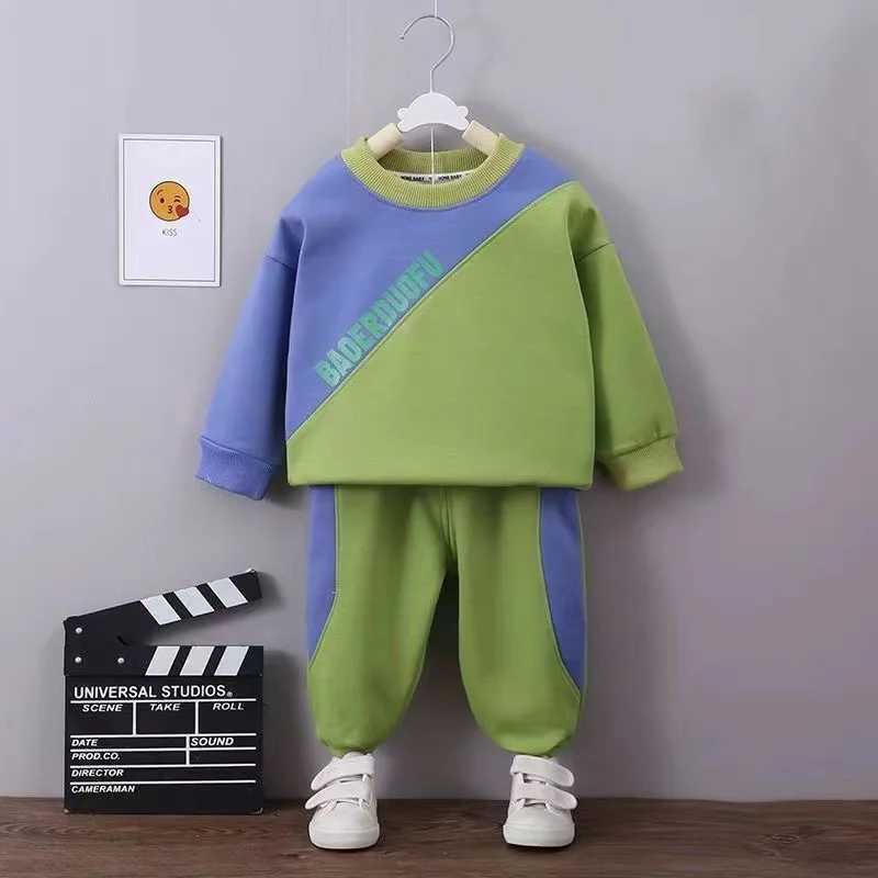 Clothing Sets Childrens Spring and Autumn Set For Boys 2024 New Winter Plush Thickened Sweater Warm and Fashionable Two Piece Set