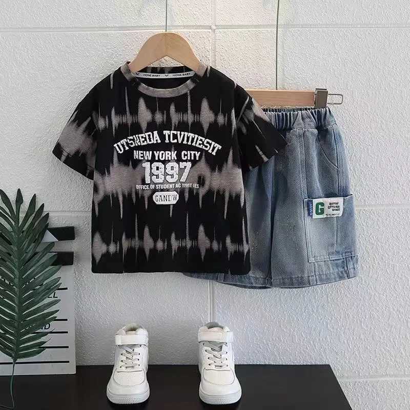 Clothing Sets Boys Short sleeved Set Summer 2024 New Childrens Fashionable Baby Summer Dress Little Boy Casual Sports Two Piece Set