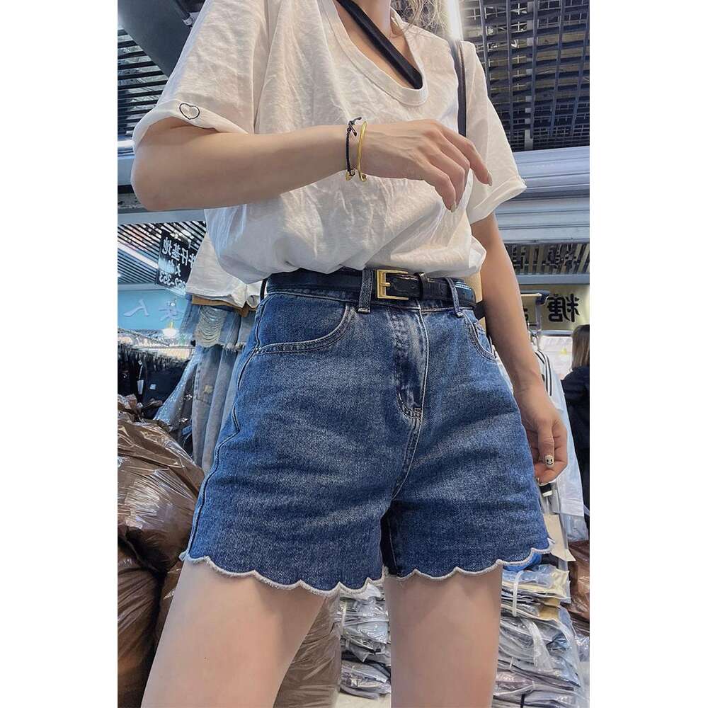 Large wave edge denim shorts for women summer 2024, with a design that looks fat and slim in millimeters. A-line wide leg hot pants