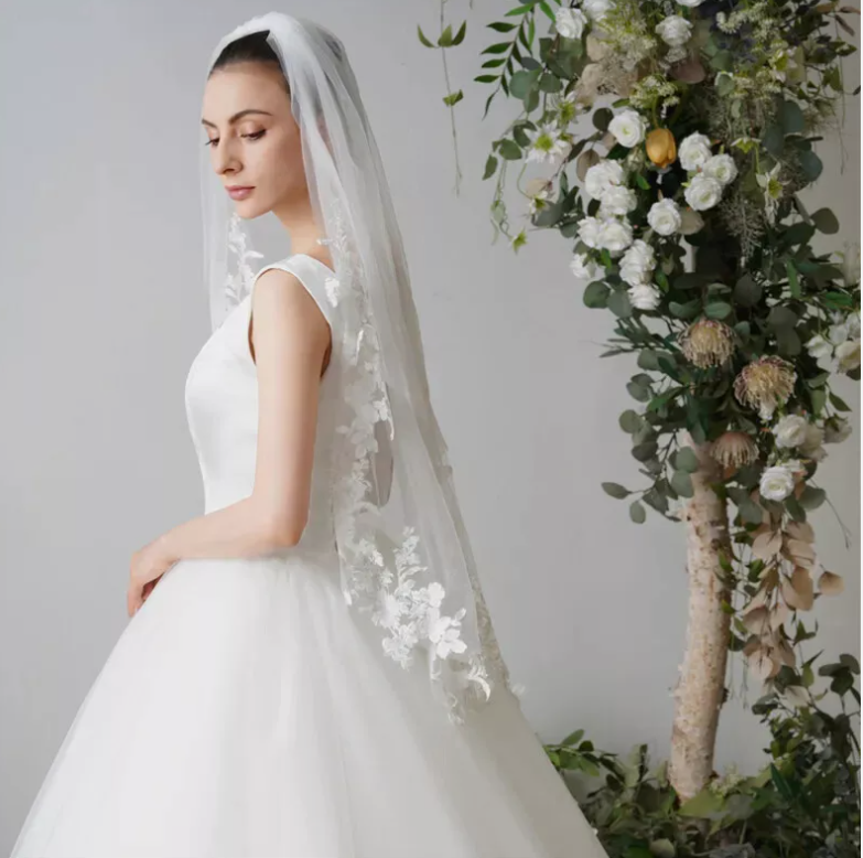 Simple Wedding Veil More Lace Appliques Special Cut Royal Short Bridal Veil with Comb Veil White Ivory Wedding Accessories