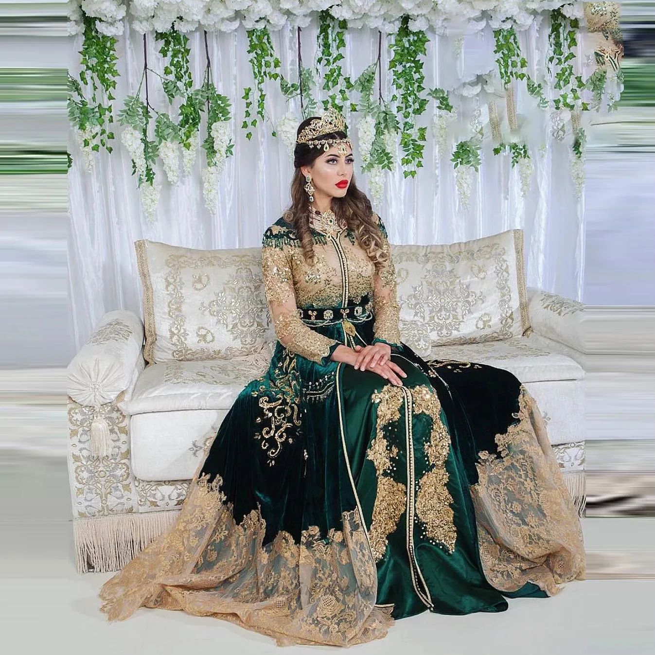 Elegant Kaftan Green Evening Dresses With Gold Lace Appliques Crystals Beaded V-Neck A-line Long Sleeves Dubai Arabic Prom Dress Muslim Islamic Formal
