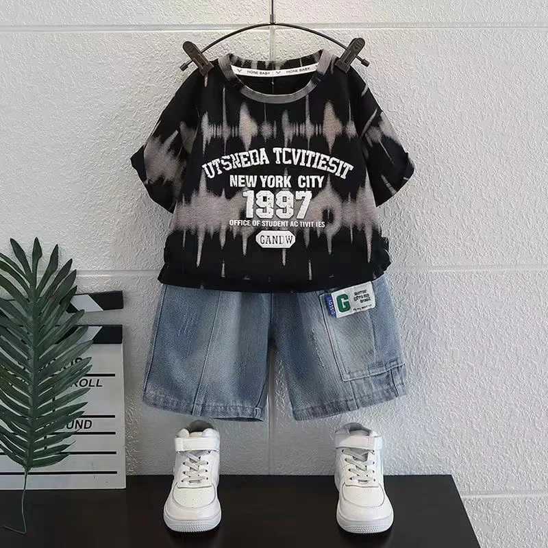 Clothing Sets Boys Short sleeved Set Summer 2024 New Childrens Fashionable Baby Summer Dress Little Boy Casual Sports Two Piece Set