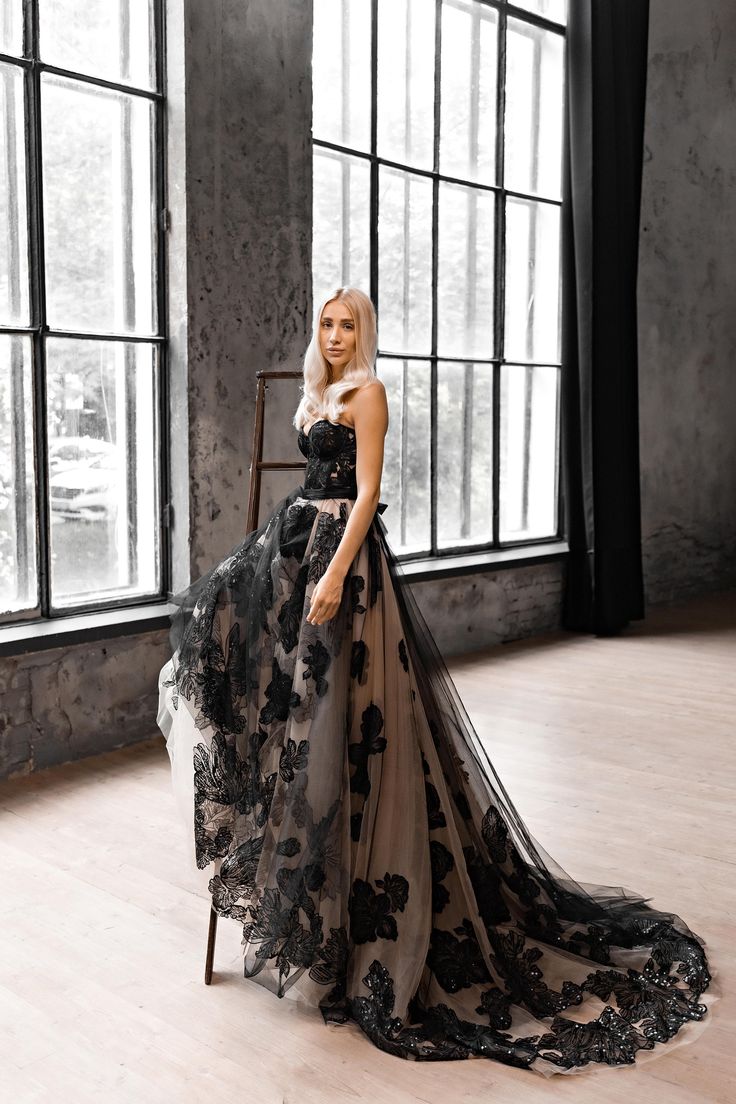 Beige And Black Gothic Wedding Dresses Embroidery Sequins Lace Appliques A-Line Vintage Bridal Gowns Strapless Sleeveless Long Beach Bride Dress