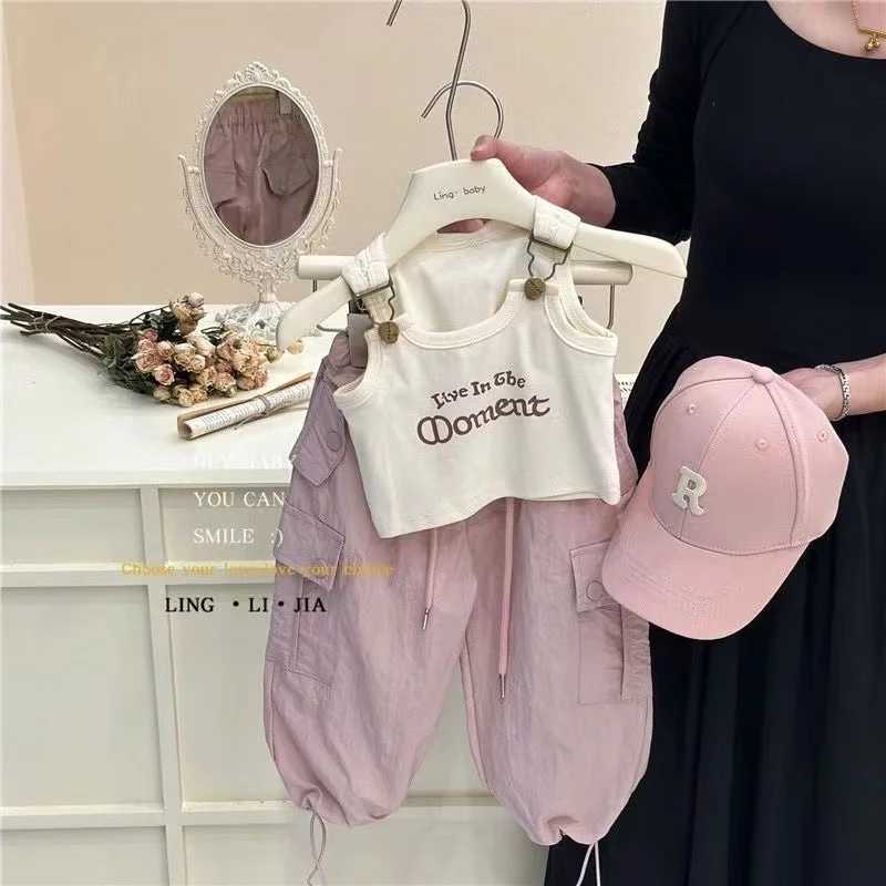 Clothing Sets Baby and Girls Clothes Set 2024 New Summer Set Childrens Korean Edition Foreigner Vest Work Pants Two-piece Set