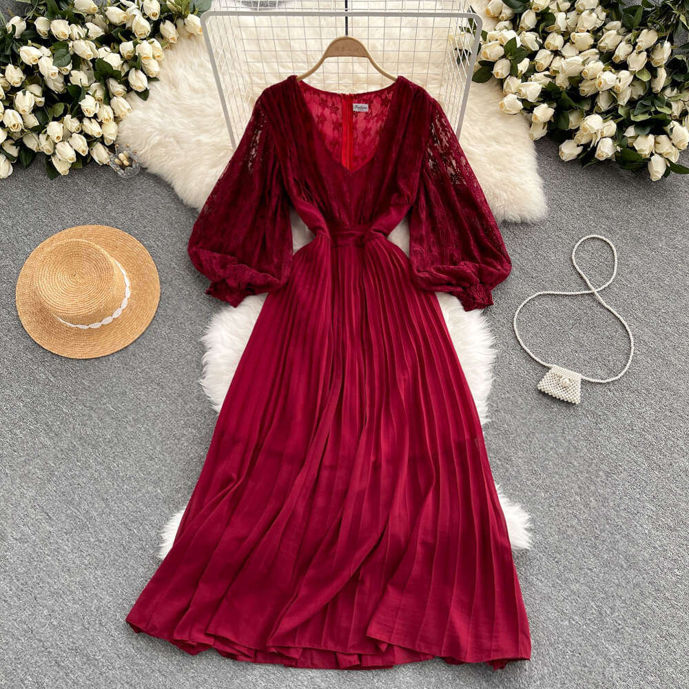 Elegant and Socialite Temperament, V-neck Lace Dress, Waist Reduction, Slimming Effect, Heavy-duty Pleating, Super Immortal, Age Reducing Large Swing 