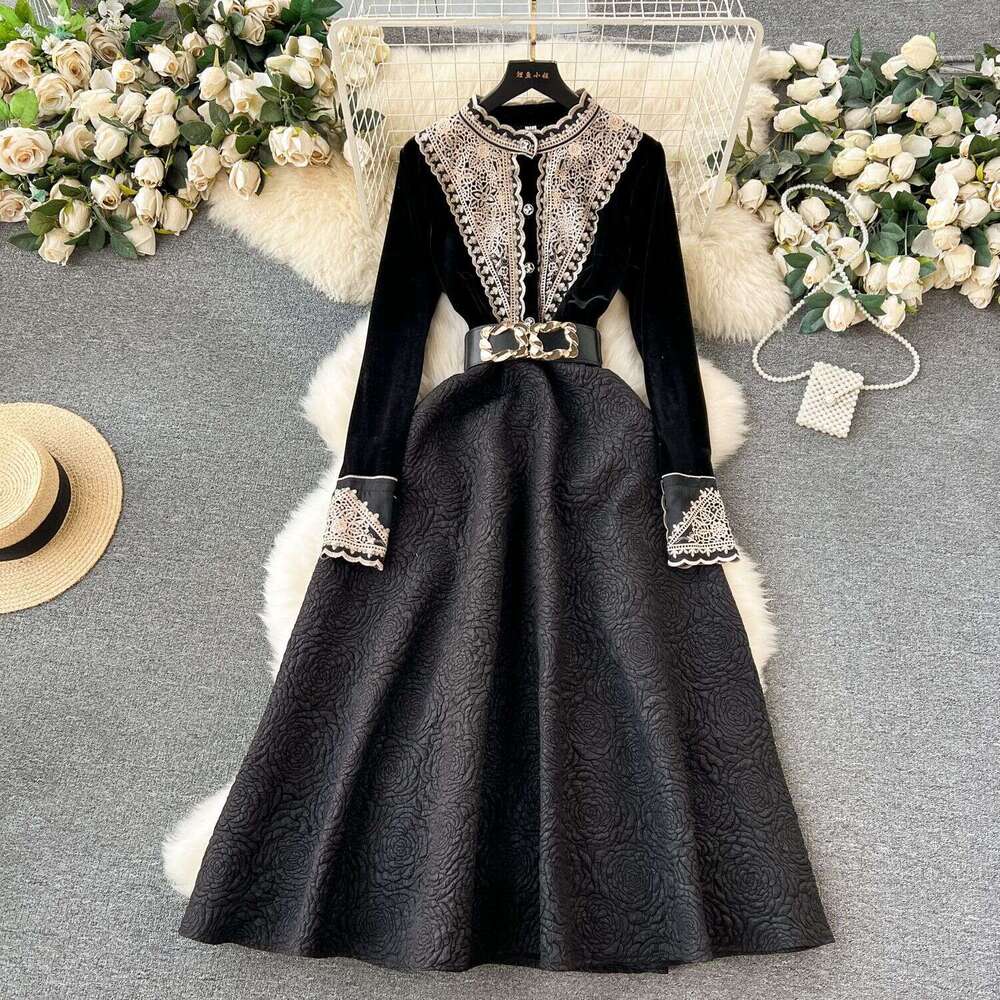 French Palace Style Heavy Industry Embroidered Velvet Sleeved Design with Fake Two Piece Long Flare Dress Temperament Sexy Pregnant Womens Dress Lace 