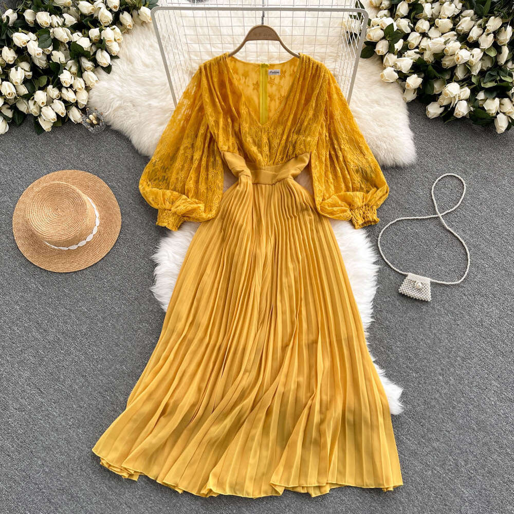 Elegant and Socialite Temperament, V-neck Lace Dress, Waist Reduction, Slimming Effect, Heavy-duty Pleating, Super Immortal, Age Reducing Large Swing 