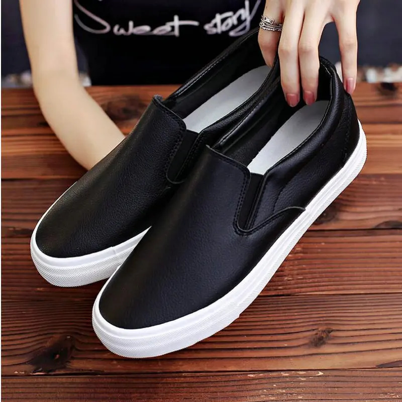High quality mens fashionable breathable sports shoes mens leather flat shoes casual sliding on Loafers driving shoes black and white flat shoes 24071