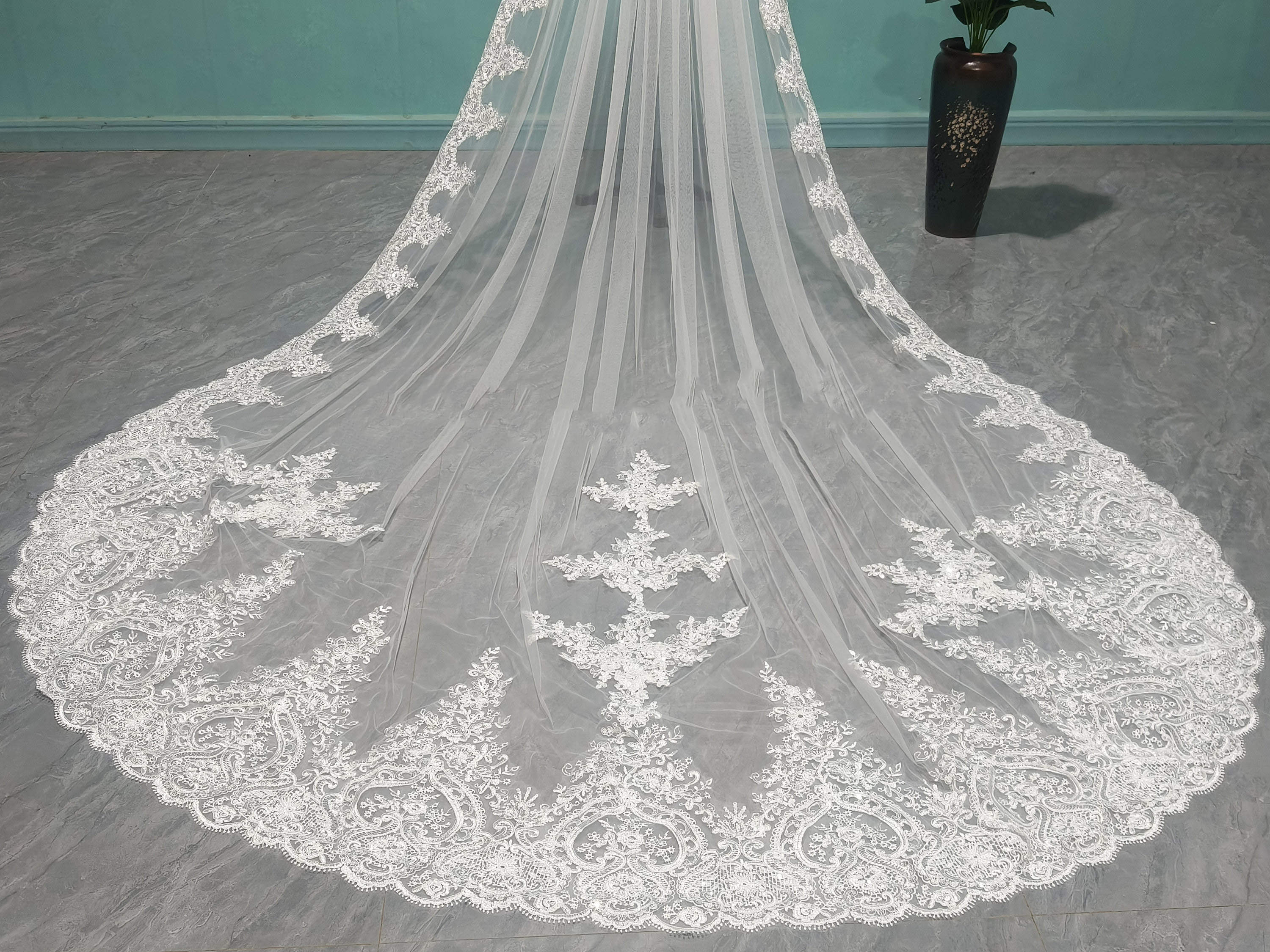Gorgeous Wedding Veil Appliques Lace Embroidery Long Royal Bridal Veil Cathedral Special Cut with Comb Veil 3M White Ivory Wedding Accessories