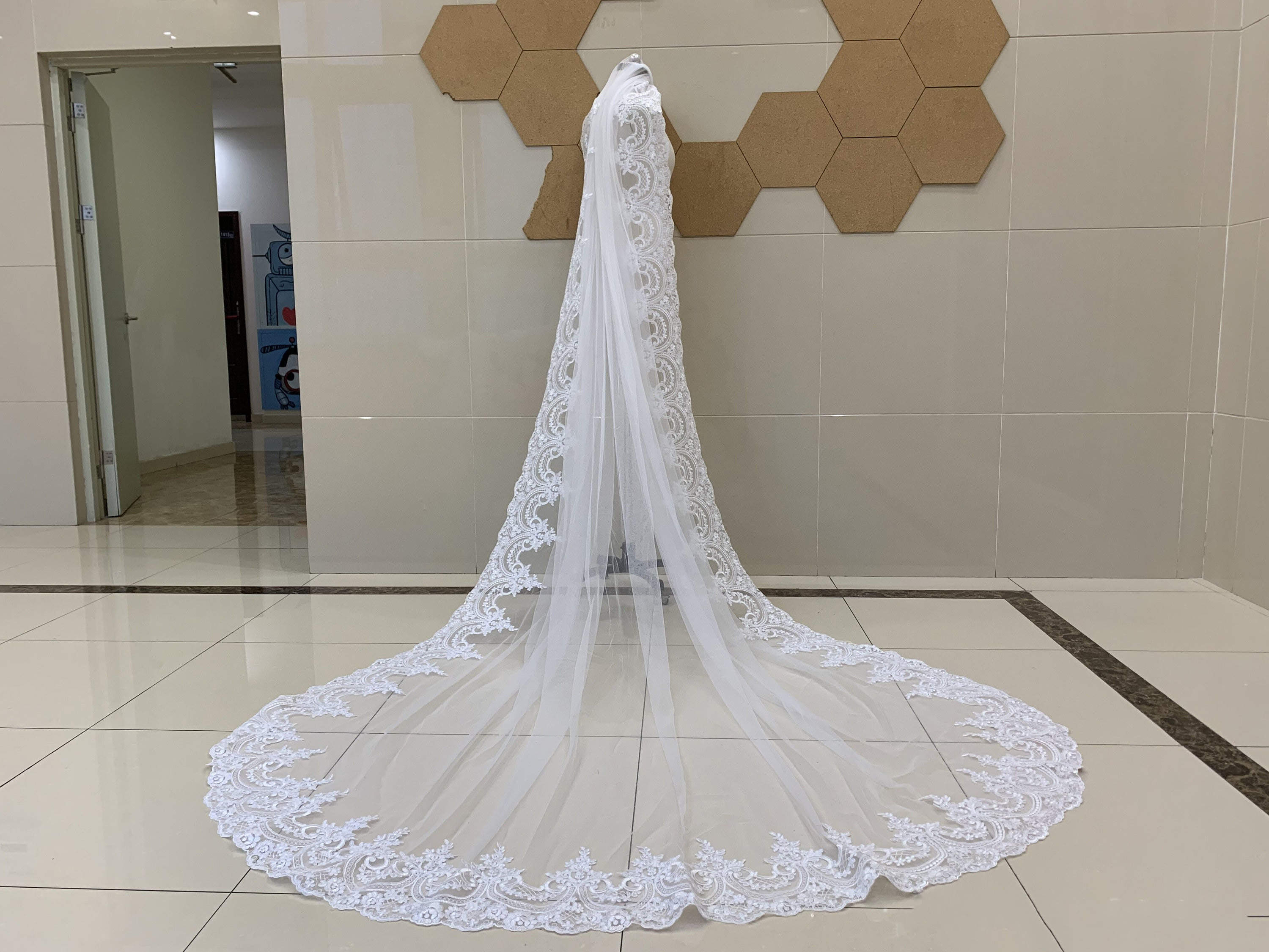 Modern Wedding Veil Appliques Lace Long Royal Bridal Veil Cathedral Special Cut with Comb Veil 3M White Ivory Wedding Accessories