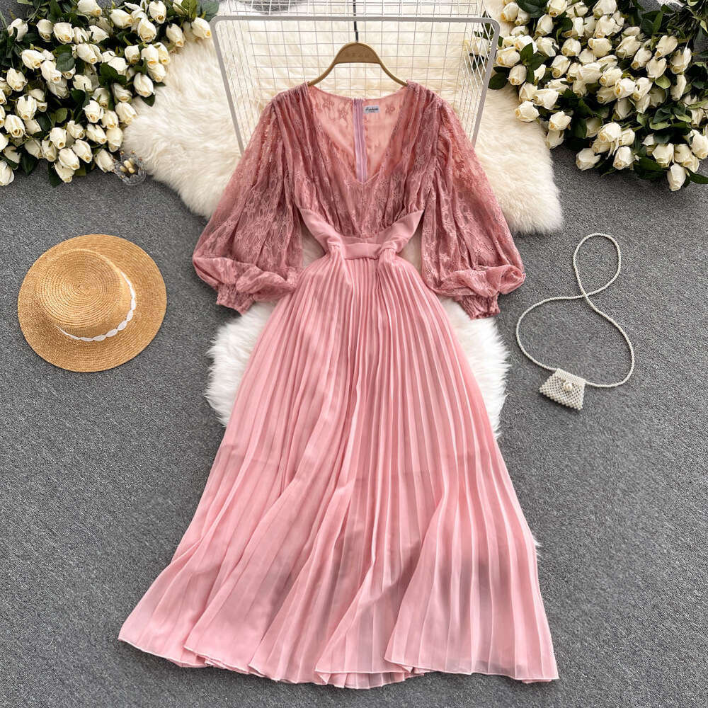 Elegant and Socialite Temperament, V-neck Lace Dress, Waist Reduction, Slimming Effect, Heavy-duty Pleating, Super Immortal, Age Reducing Large Swing 