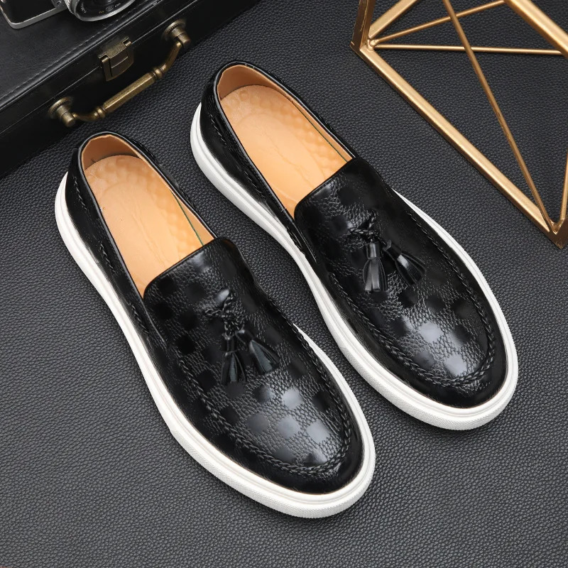 Casual and comfortable shoes leather mens fashionable retro British style casual shoes sliding into outdoor flat tassel shoes 240715