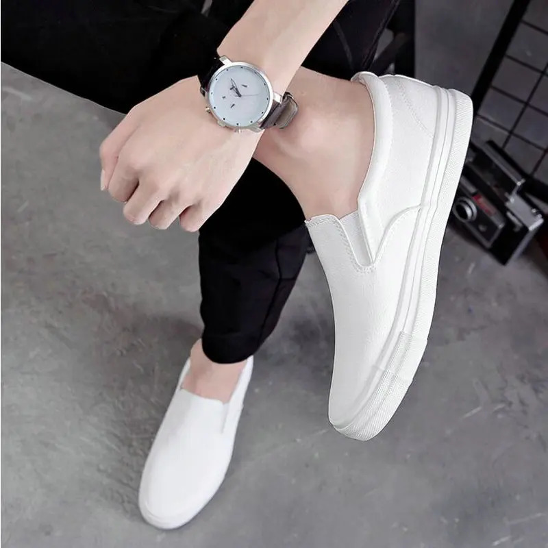 High quality mens fashionable breathable sports shoes mens leather flat shoes casual sliding on Loafers driving shoes black and white flat shoes 24071