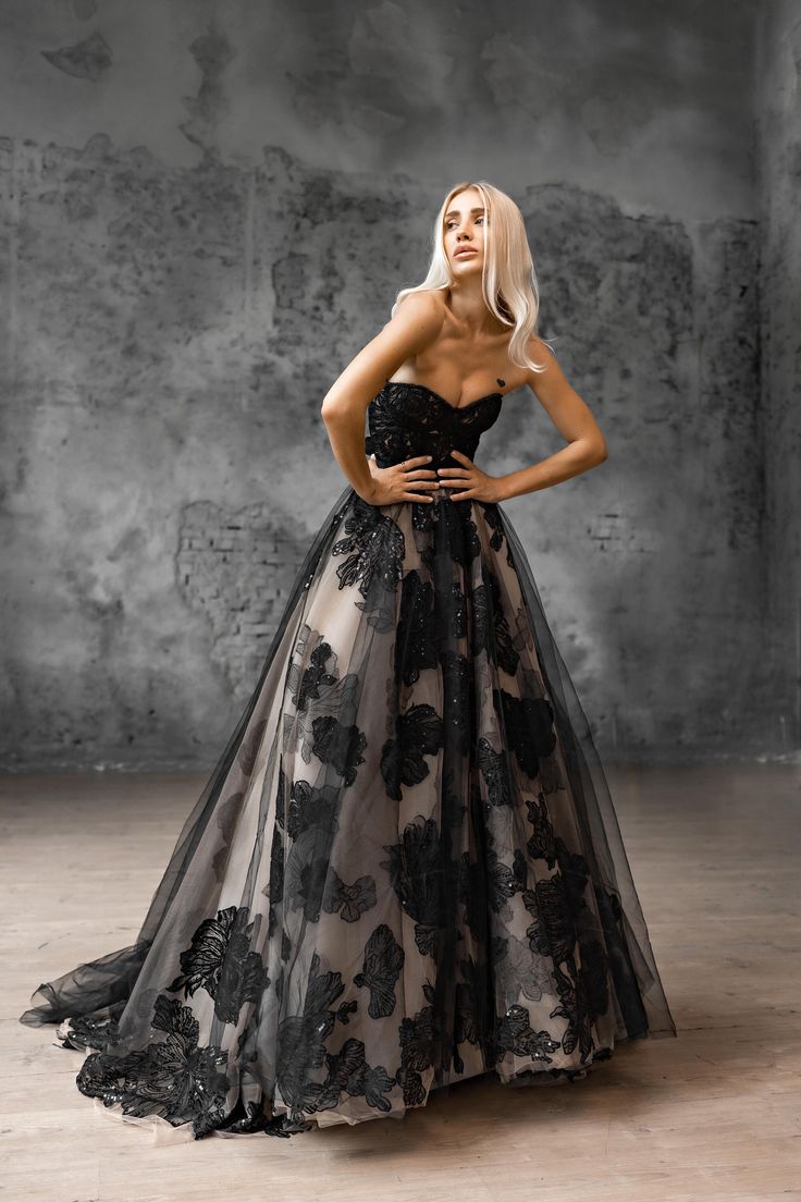 Beige And Black Gothic Wedding Dresses Embroidery Sequins Lace Appliques A-Line Vintage Bridal Gowns Strapless Sleeveless Long Beach Bride Dress