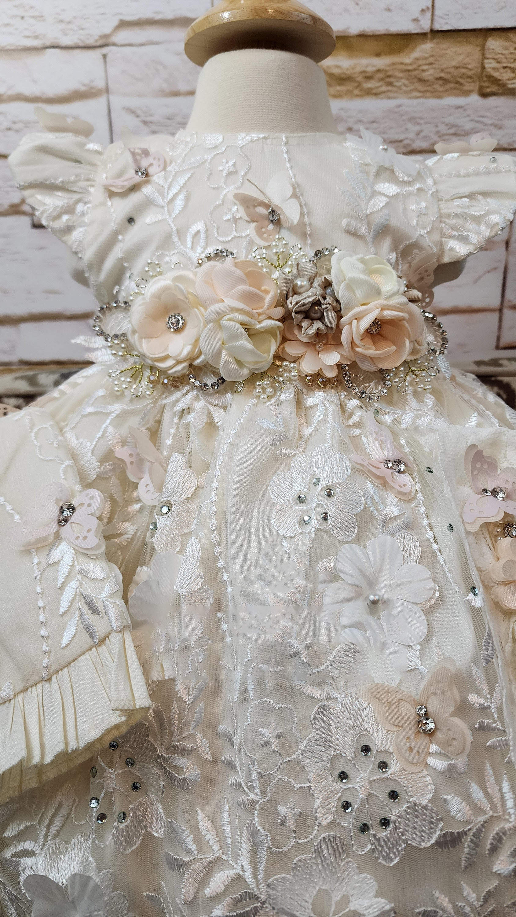 Luxury Beaded Christening Gowns For Baby Girls Hand Made Flowers Appliqued Pearls Baptism Dresses First Communica