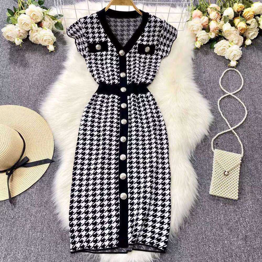 Qianniao Grid Knitted Dress with Waist Cinching, Summer New Style Temperament, V-neck Breasted Slim Fit, Mid Length, Hip Hugging Skirt Bifurcated BOHO