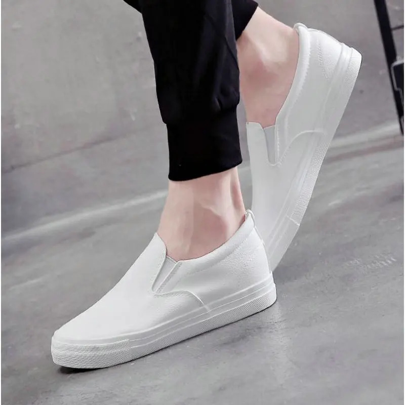 High quality mens fashionable breathable sports shoes mens leather flat shoes casual sliding on Loafers driving shoes black and white flat shoes 24071