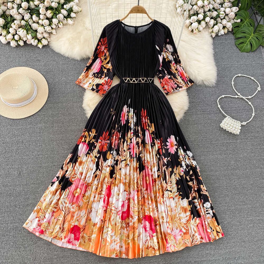 High End, Light Luxury, and Temperament. A Quarter Sleeved Round Neck with A Waist Cinched A-line Pleated Print Dress. Elegant Large Hem Long Skirt