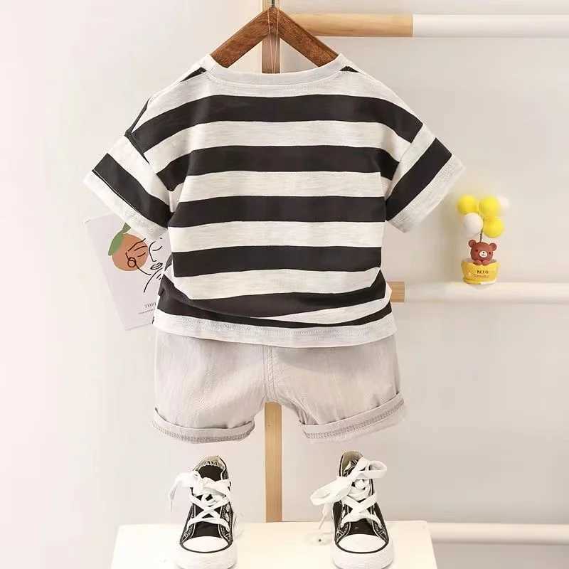 Clothing Sets Boys Summer Set 2024 New Childrens Baby Summer Striped T-shirt Shorts Two piece Set for Boys Fashion