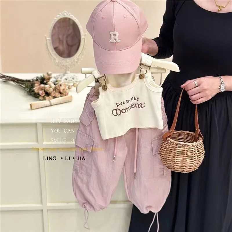 Clothing Sets Baby and Girls Clothes Set 2024 New Summer Set Childrens Korean Edition Foreigner Vest Work Pants Two-piece Set
