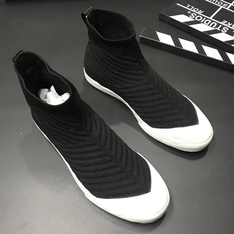 Spring and summer trend shoes mens personalized casual sports shoes fashionable and breathable mesh mens sports shoes black sliding cool flat shoes 24