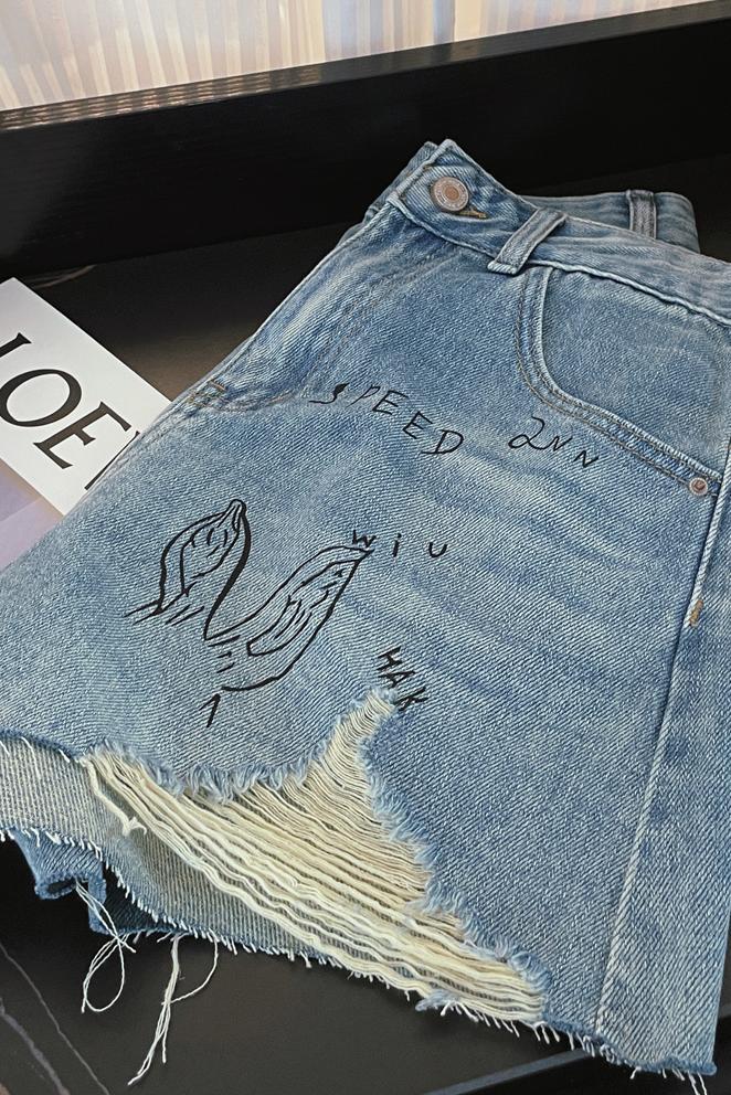 Korean version fun rabbit graffiti print with holes, rough edges, high waist straight tube, loose and slimming denim shorts for women, summer