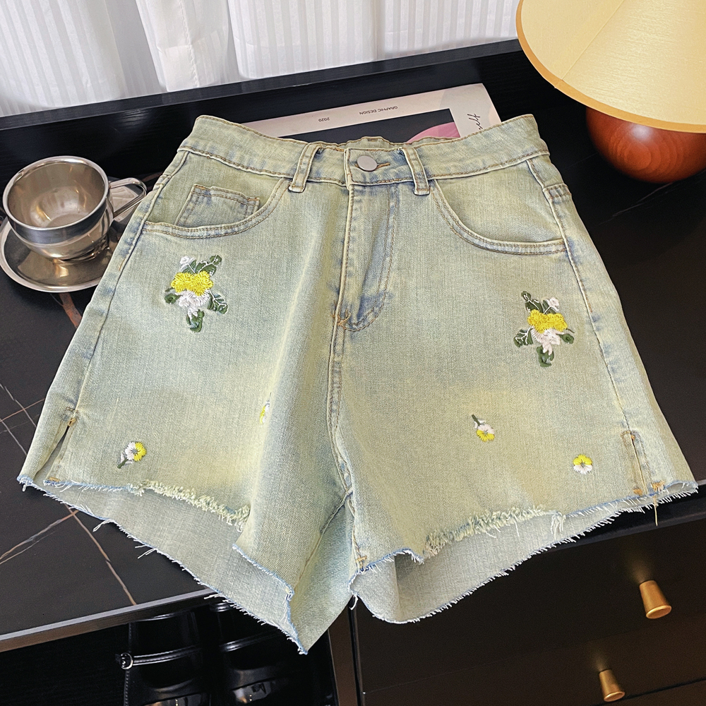 Korean style design with contrasting colors, embroidered flowers, elastic slit, high waist, straight tube, slimming effect, fringed denim shorts, wome
