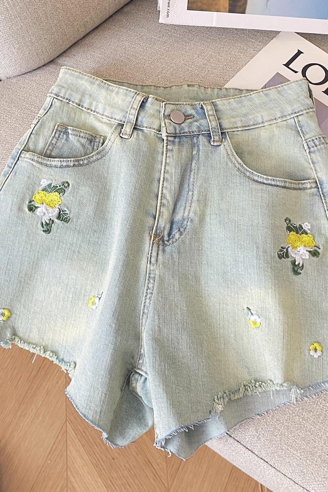 Korean style design with contrasting colors, embroidered flowers, elastic slit, high waist, straight tube, slimming effect, fringed denim shorts, wome