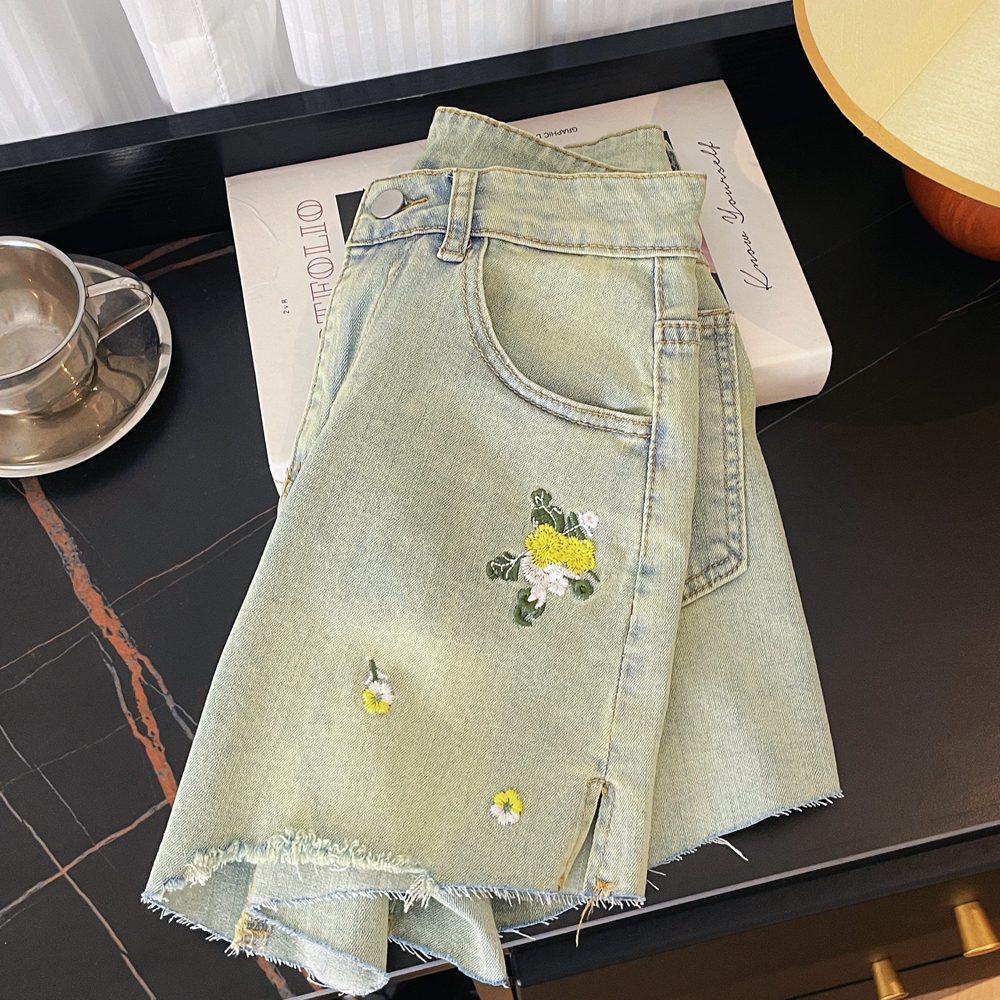Korean style design with contrasting colors, embroidered flowers, elastic slit, high waist, straight tube, slimming effect, fringed denim shorts, wome