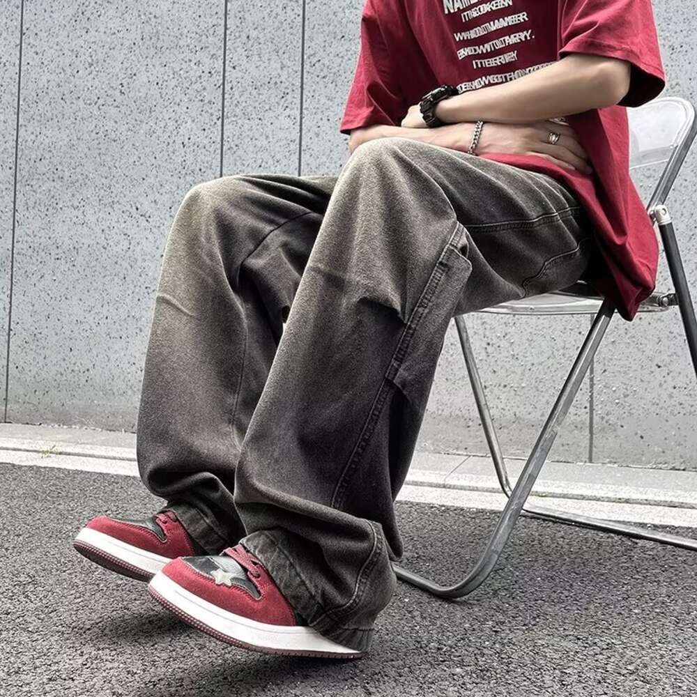American style high street stacked vintage washed denim jeans for men in spring fashion, with a hanging sensation and wide leg pants that can be dragg