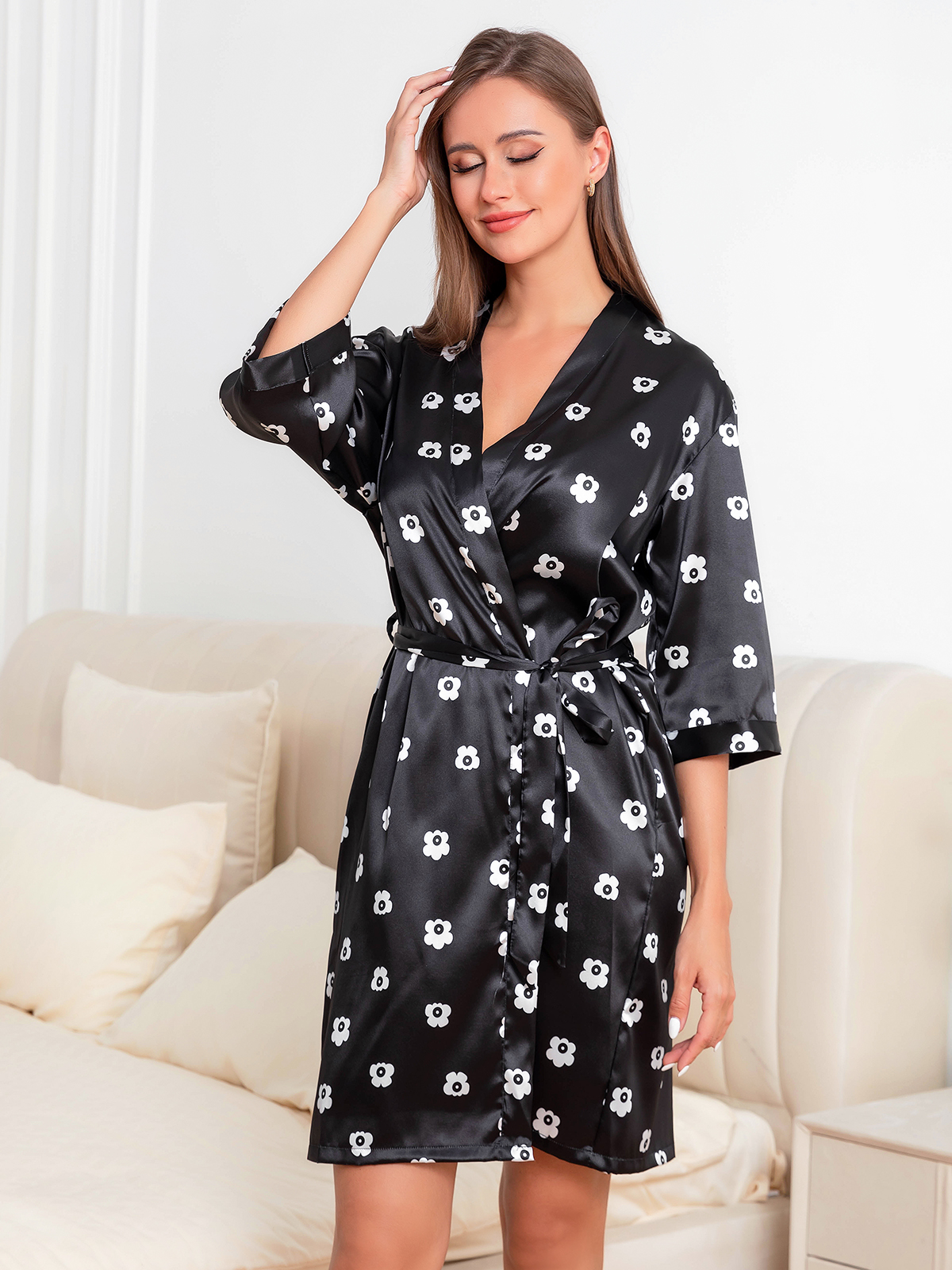 Women's home clothes, nightgown, black background, small flowers F101