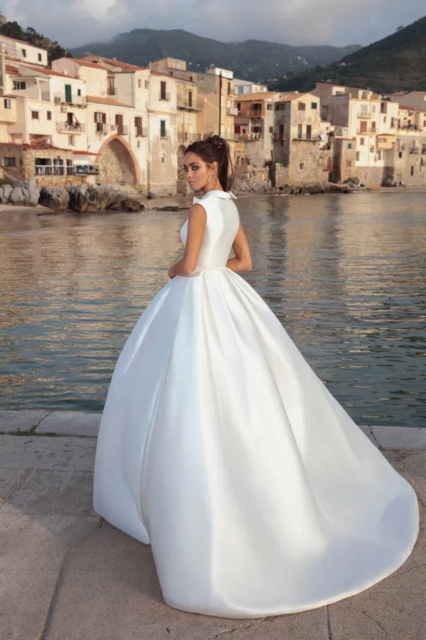 Winter Wedding Dresses High Neck Satin A E Sweep Train Sleeveless Country Bridal Gowns Zipper Back Elegant Dress 0212D
