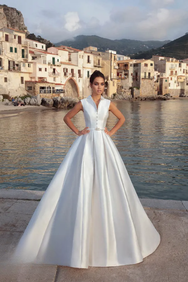 Winter Wedding Dresses High Neck Satin A E Sweep Train Sleeveless Country Bridal Gowns Zipper Back Elegant Dress 0212D