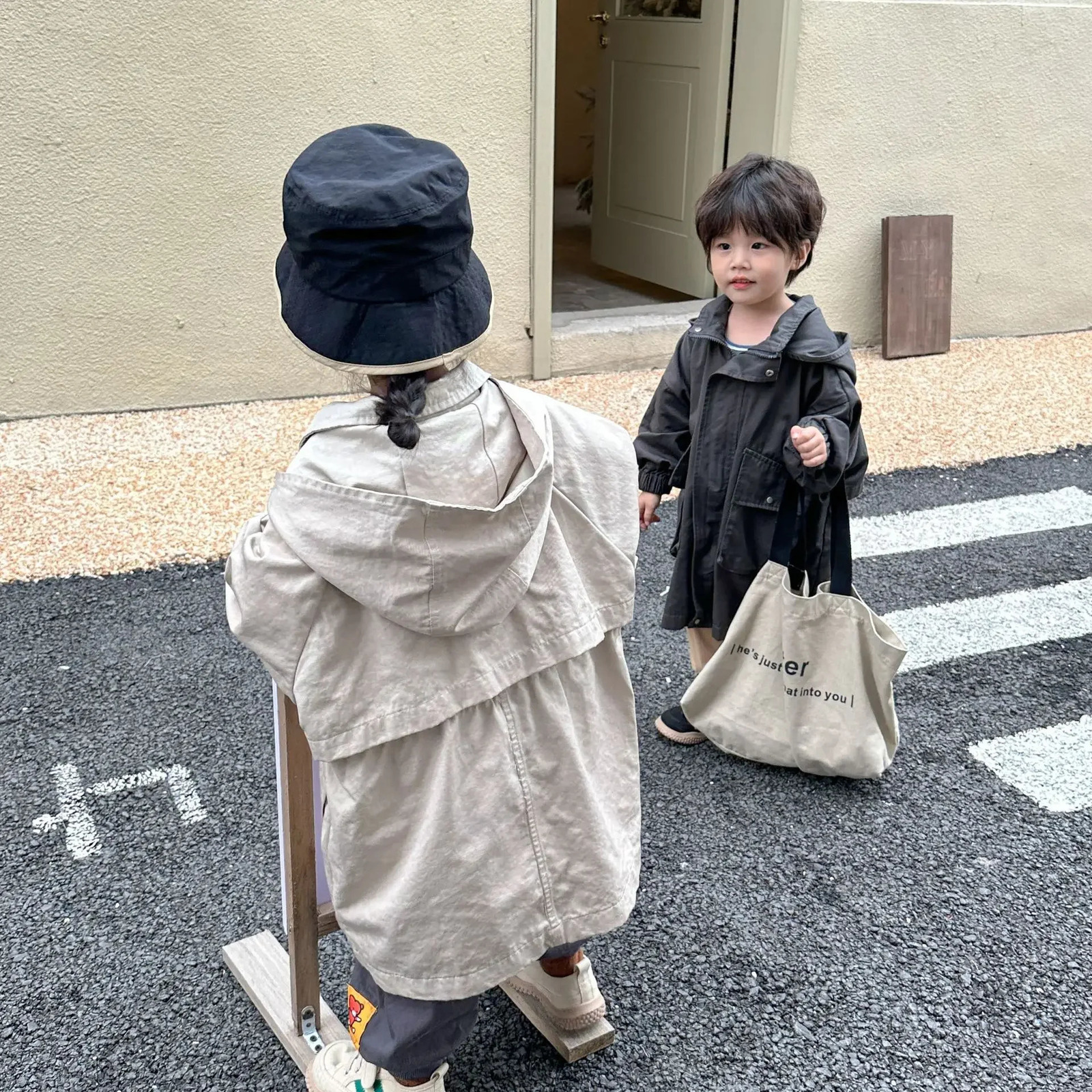 4561D Childrens Coat Long Trench Coat Spring Girls Hooded Windbreaker Korean Casual Loose Boys Coat Outerwear 240711
